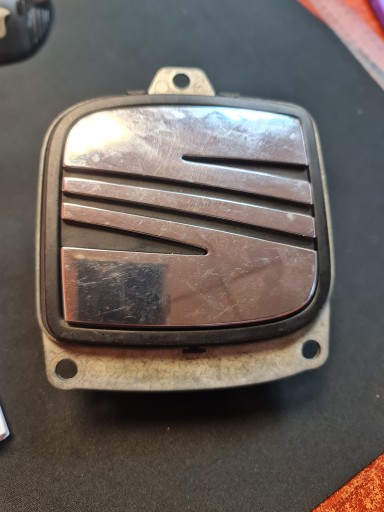 5P0827565C - РУЧКА ДВЕРЕЙ ЕМБЛЕМА ЛЮКА SEAT ALTEA LEON II 2