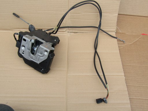 2037200135 - E12 MERCEDES W203 замок двери левый передний EU