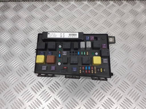 БЛОК ПРЕДОХРАНИТЕЛЕЙ OPEL ASTRA H III 13206746