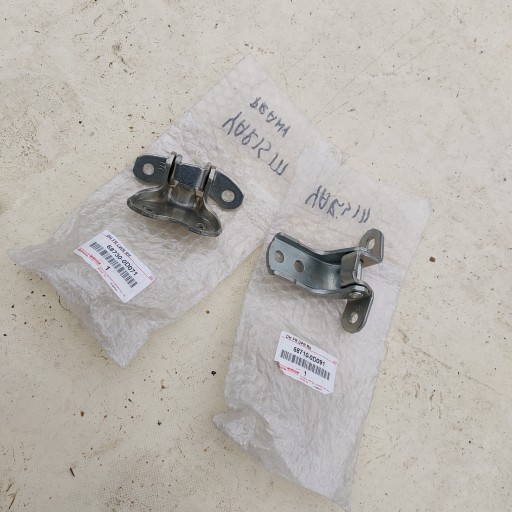 68730-12120 - ПЕТЛЯ ДВЕРЕЙ ПРАВА ПЕРЕДНЯ НИЖНЯ TOYOTA YARIS III