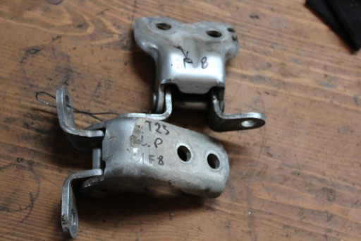 68710-0D010 - AVENSIS T25 дверные петли левый передний 1F8