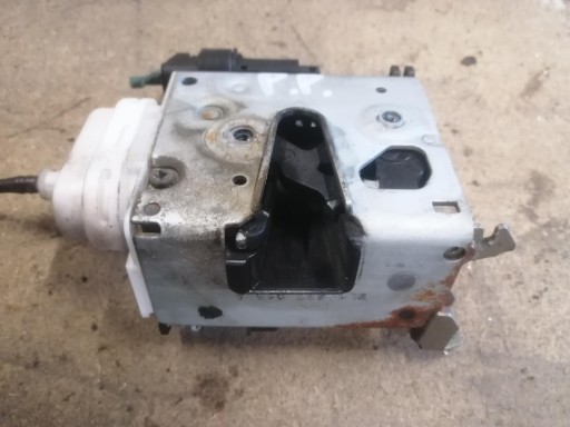 8L18370115A - Audi A3 замок передний левый 8L 8L1837015A