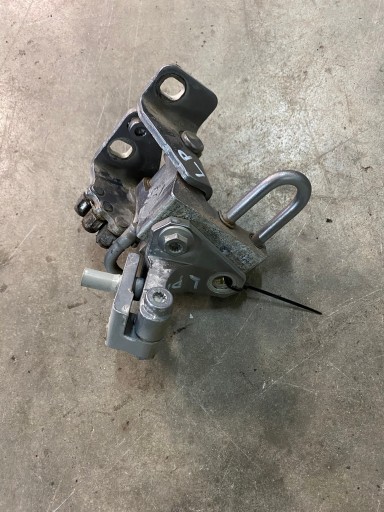 ЛЕВАЯ ПЕРЕДНЯЯ ДВЕРНАЯ ПЕТЛЯ VW GOLF VI 6