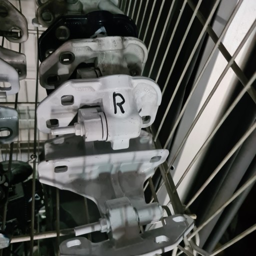 A0007201737 - ACTROS MP 4 ДВЕРНАЯ ПЕТЛЯ ПРАВАЯ ИЛИ ЛЕВАЯ ВЕРХНЯЯ