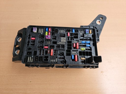 Jeep grand cherokee wl 2.0 4xe блок запобіжників 68510179ac