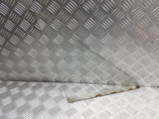 ПЕРЕДНЕЕ ЛЕВОЕ СТЕКЛО SKODA 105 S