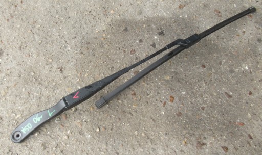 VOLVO V50 2.4 D 06R Bras essuie glace Gauche Avant 30699997