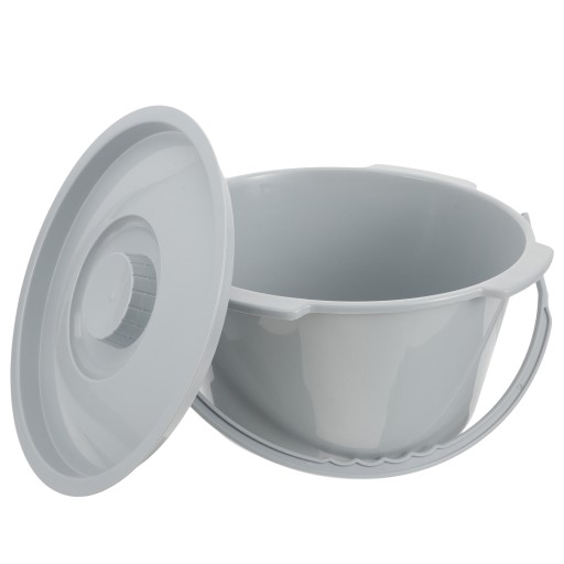 Старі пластикові стільці