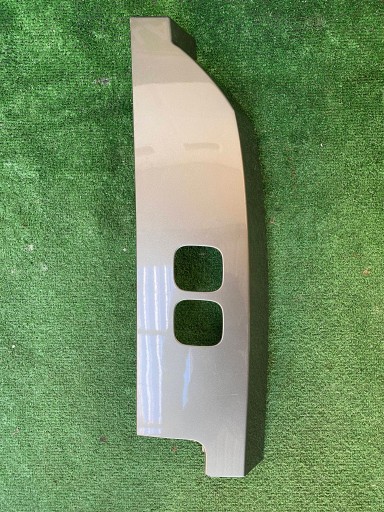 L8B2-28660-ACW - DEFENDER L663 накладка на задній ліхтар права