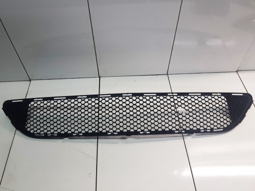 MERCEDES C W204 grid of a bumper front central A2048850153