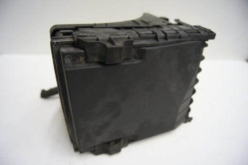 1K0937132F - Блок запобіжників caddy iii lift 1.6 tdi