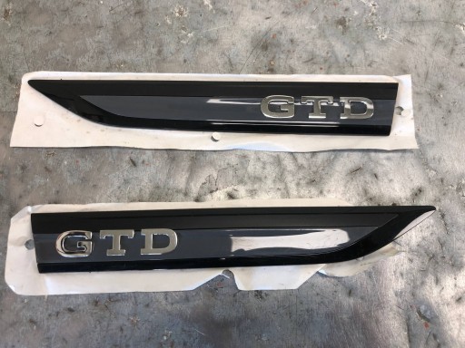 EMBLEMAT Logo Aile Gauche Droite Avant VW GOLF VIII 5H0853688B