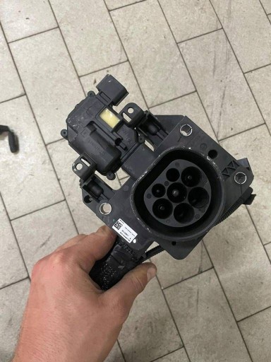 adapter ladowania pojazdu of an electrical Renault Captur II 296951582R