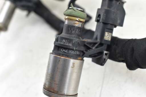 Kraftstoffverteiler Einspritzleiste Einspritzdüse VW GOLF VII SEAT LEON III 1.4 TSI 04E133320D