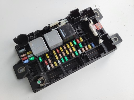 Блок запобіжників land rover k8d2-14n030-ab