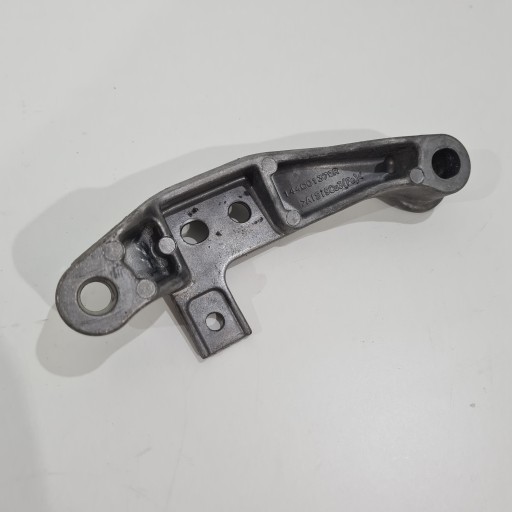 étrier pompe d’eau RENAULT MERCEDES 1.3 B 144C01379R