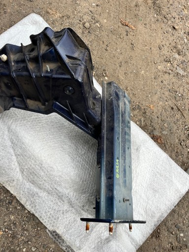 Джулия, правый участник