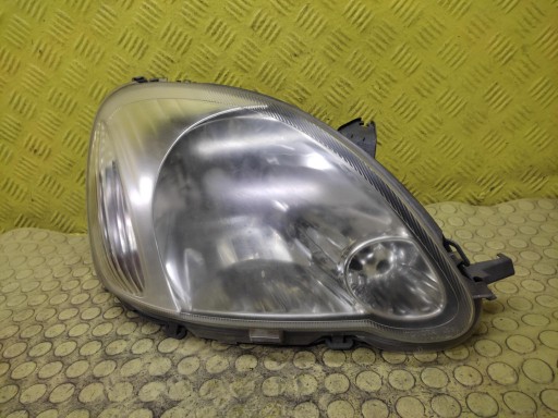 TOYOTA YARIS und REFLEKTOR licht rechts vorne 811100D08000
