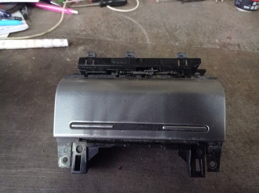 AUDI A4 B7 B6-попільничка передня 8e0857951f