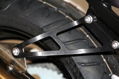EH0009BK - КРЕПЛЕНИЕ ВЫХЛОПНОЙ ТРУБЫ RG HONDA CBR900 02-BLACK