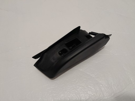 AUDI A4 B9 LIFT kryt PROWADNICA stěny pravá 8W0857792