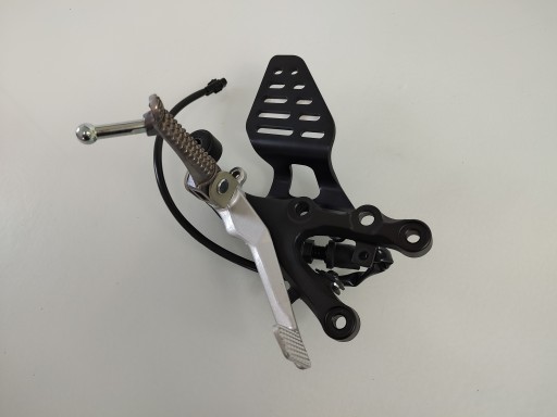 1KB-R2 - G364 YAMAHA R6 RJ11 набор для ног водителя 06-07