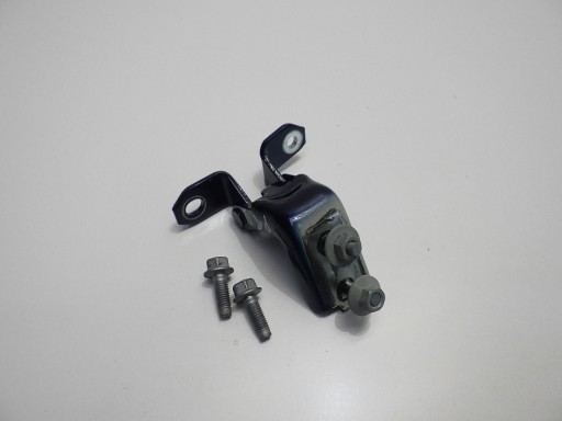 2C18 - SX4 S CROSS 2022 НОВАЯ ДВЕРНАЯ ПЕТЛЯ ПРАВАЯ ЗАДНЯЯ НИЖНЯЯ