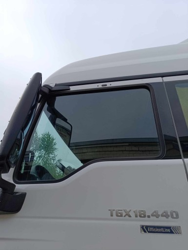 22 - Ліве бічне вікно в двері man tgx euro 6