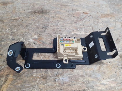 3.8L 91950-B1310 - GENESIS G80 3.8 2015- ЗАДНЯ КОРОБКА ЗАПОБІЖНИКІВ