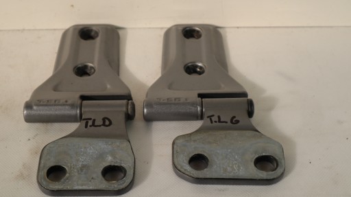 JEEP WRANGLER JL 18 - ПЕТЛИ ЗАДНЕЙ ЛЕВОЙ ДВЕРИ 68297677, 68297679