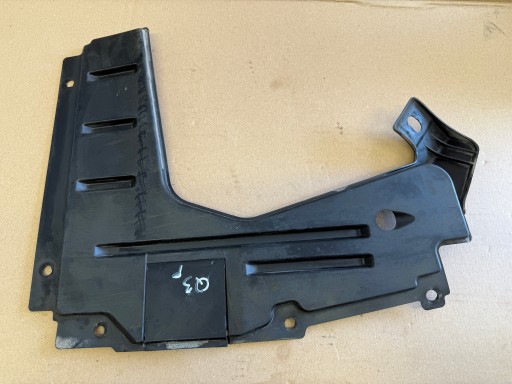 AUDI Q3 8U LIFT kryt obal podvozku pravý záď 8U0825216