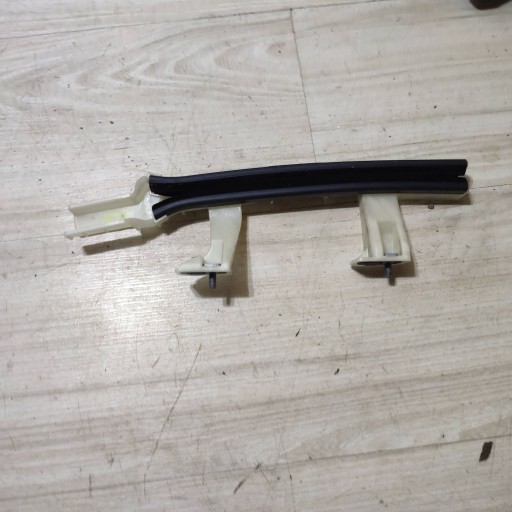 Prowadnica windows door przednich front side right Opel Corsa F 9823208080