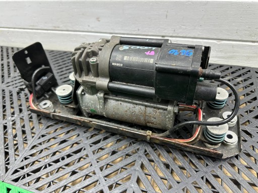 compressor; springing pneumatycznego of the rear BMW 7 F01 F02 F03 F04 6864215