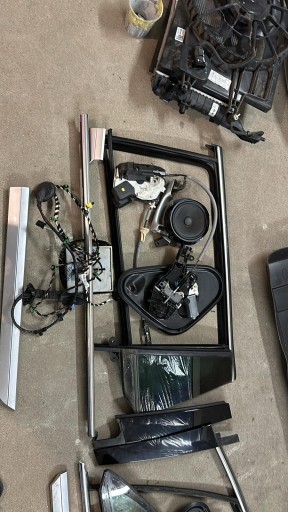 УЩІЛЬНЮВАЧ РАМКИ НАКЛАДКА ДВЕРІ ЗАДНЯ ЛІВА PASSAT B8 універсал