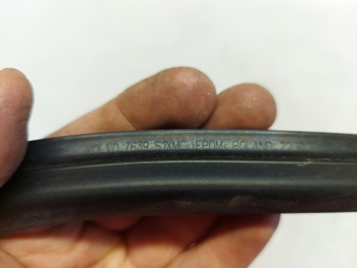 VOLVO XC40 gasket under the window