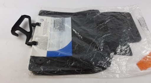 1K1061541041 - Передние резиновые коврики oe vag vw scirocco 08-17