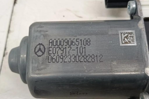 Моторчик вікна задньої правої двері mercedes-benz c (w206) a0009065108