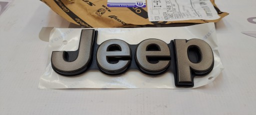 68303138AA - JEEP GRAND CHEROKEE 75TH 17-21 ЭМБЛЕМА С НАПИСЬЮ НА ЗАДНЕМ КАПОТЕ ЗОЛОТО ЧЕРНЫЙ НОВЫЙ