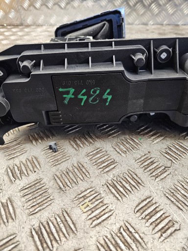 Volkswagen PASSAT B8 2016 gear lever changes of the gear / upper