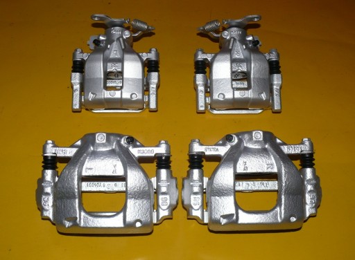 295/26 2009-2016r. - Зажимы левый правый передний задний для TOYOTA AVENSIS T27