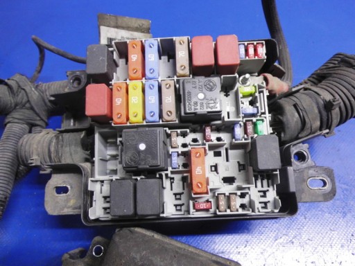 Kasten der Sicherungen 1.6HDI CITROEN C4 PICASSO und 07-13R