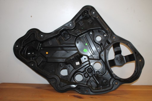 68243945AA - Jeep Compass дверная рама пластина левая задняя 68243945A