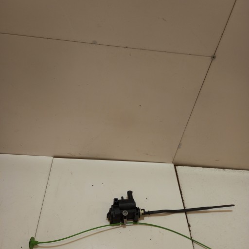 tlumič dvířka nádrže paliva BMW E90 67116985880-04