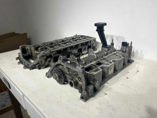 Головка клапанной крышки Jaguar Land Rover Range Rover 2.0D в сборе