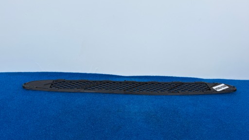 MERCEDES C-KLASA W203 grid of a bumper front central NOWKA K83/CX34