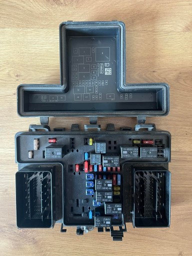 Блок запобіжників ford oe fq9t-14a067-eb