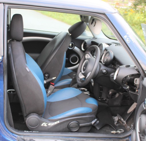 Ущільнювач порожнини правої двері MINI R56