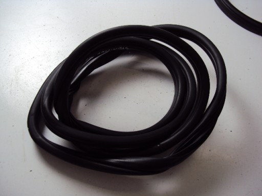 УЩІЛЬНЮВАЧ ДВЕРЕЙ ЛІВИЙ ЗАДНІЙ KIA SPORTAGE III 10-