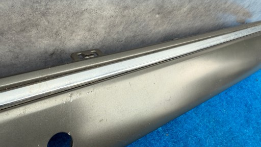 MERCEDES E-KLASA W210 LIFT Sedan Leiste Schutzleiste der Stoßstange heck mitte KP16/212
