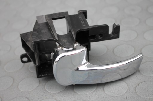 Внутренняя ручка двери левая передняя задняя NAVARA D40 05-14